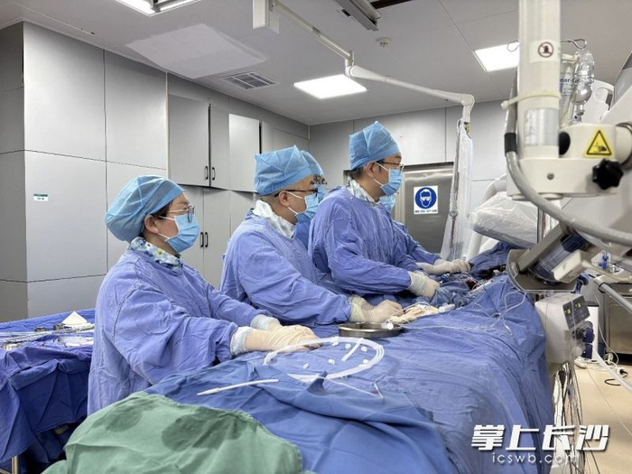 患者心脏“阀门”失灵，他们用一根细长的导管不开胸“换门”